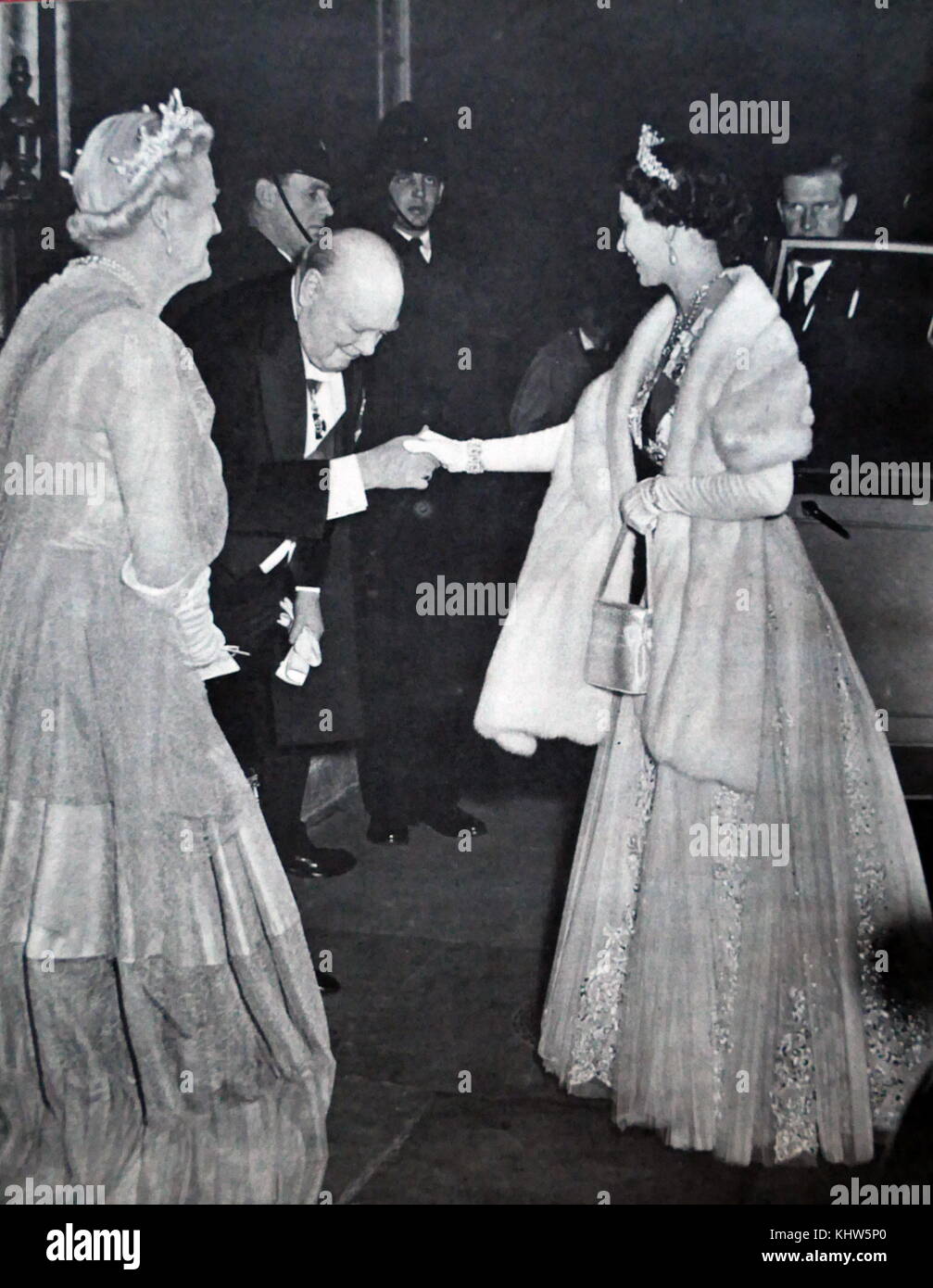 Fotografia di Sir Winton Churchill e Lady Churchill accogliente Queen Elizabeth al n. 10 Downing Street. Sir Winston Leonard Spencer-Churchill (1874-1965) un uomo politico britannico e Primo Ministro del Regno Unito. Clementina Churchill (1885-1977), moglie di Sir Winston Churchill. Queen Elizabeth II (1926-) regina del Regno Unito, Canada, Australia e Nuova Zelanda. In data xx secolo Foto Stock