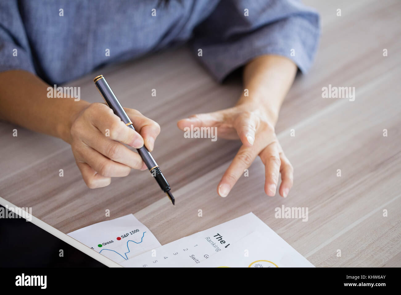 Donna che spiega il concetto di animazione con gesti con le mani Foto Stock