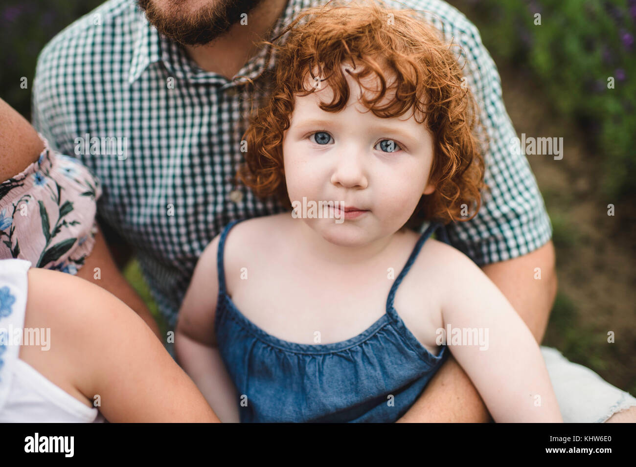 Bambino seduto in grembo al padre Foto Stock