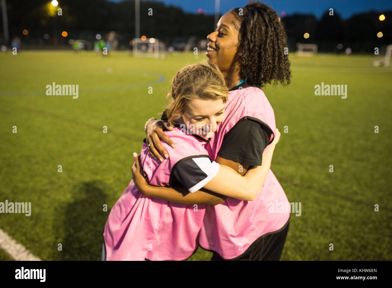 Calcio femminile giocatori giubilanti, Hackney, a est di Londra, Regno Unito Foto Stock