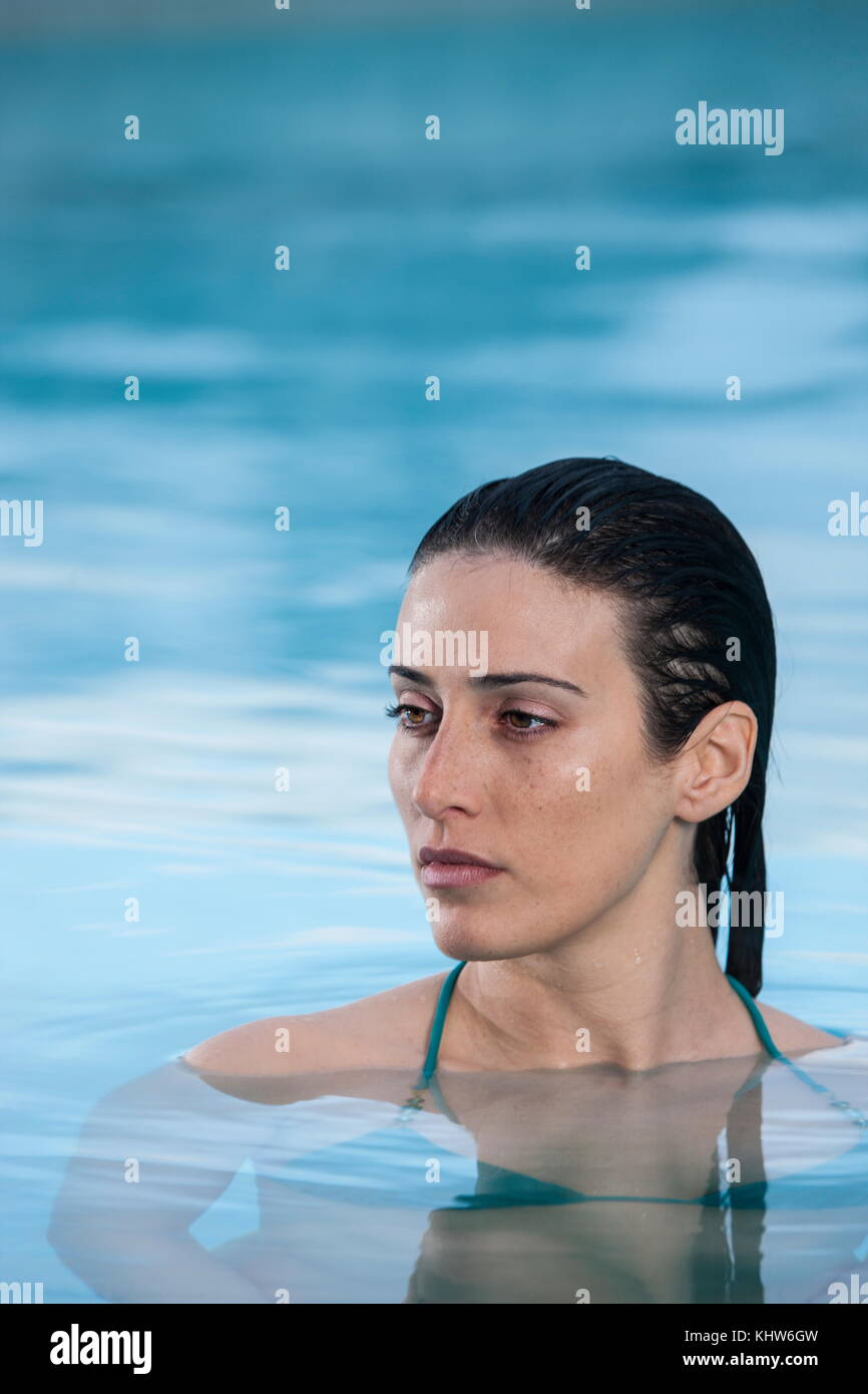 Donna rilassante in piscina termale Foto Stock