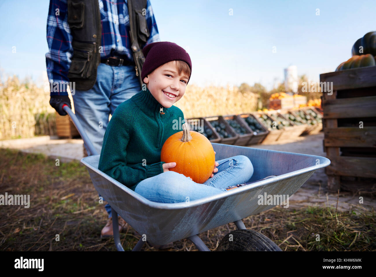 L'agricoltore e nipote alla fattoria di zucca Foto Stock