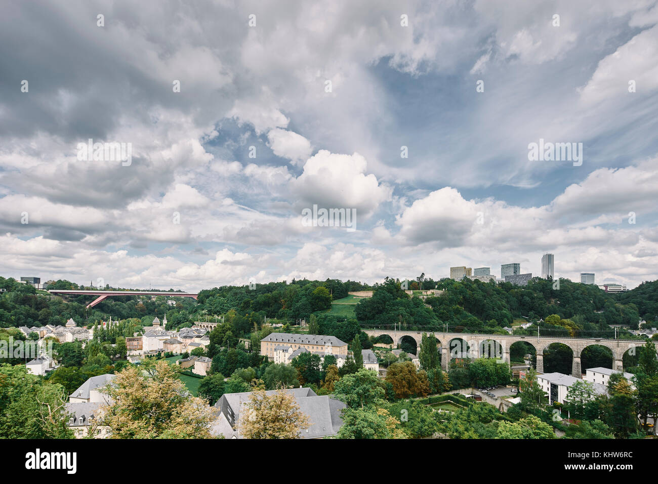 Vista in elevazione del ponte della città di Lussemburgo, europa Foto Stock