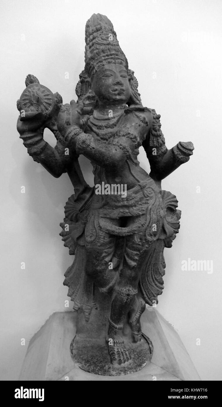 Statuetta di Krishna suonare il flauto da India del Sud. Krishna è una divinità principali nell'Induismo. Egli è l'ottava avatar del dio Vishnu e è anche adorato come il dio supremo in proprio. Datato xii secolo Foto Stock