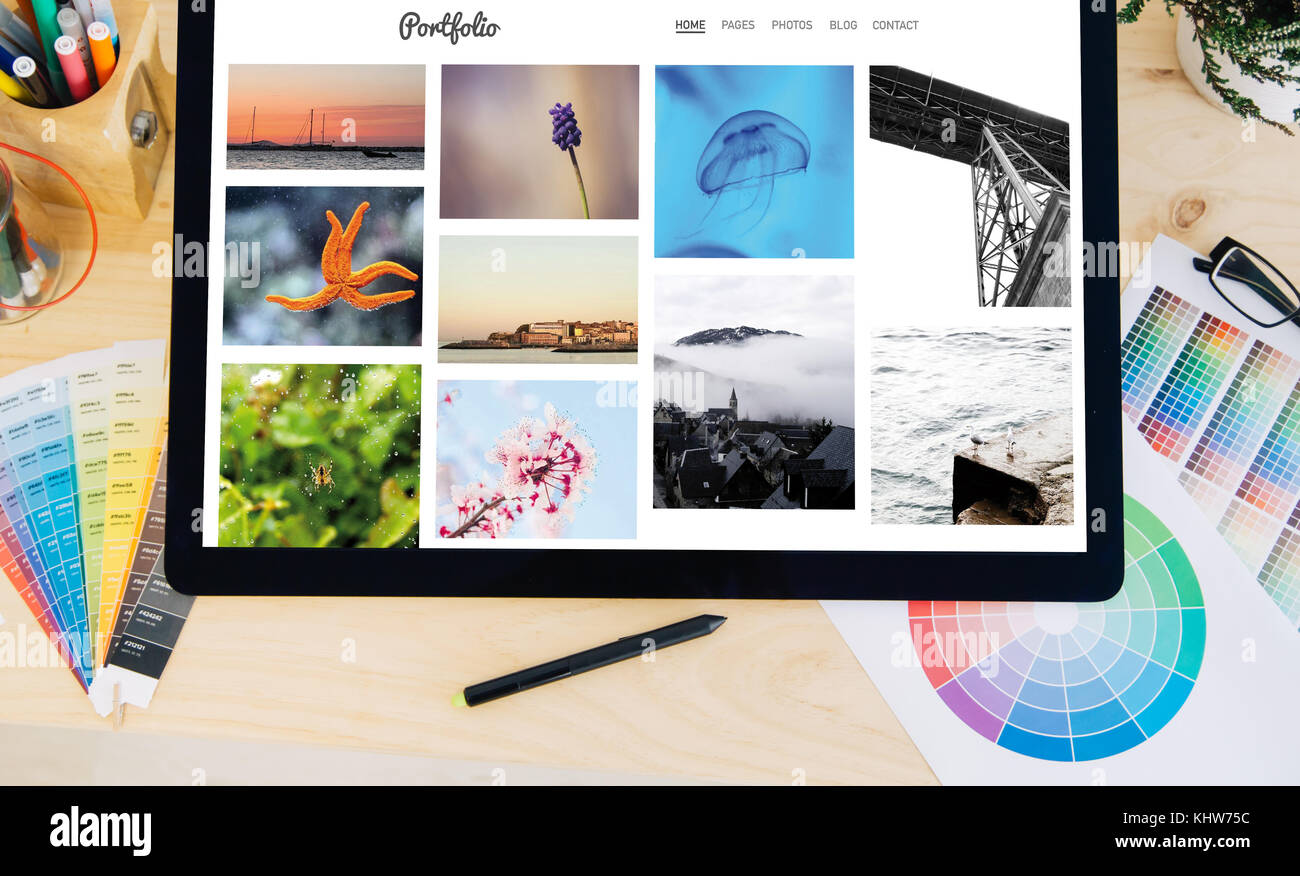 Tablet PC touchscreen pro sul desktop con il creative portfolio foto sullo schermo Foto Stock