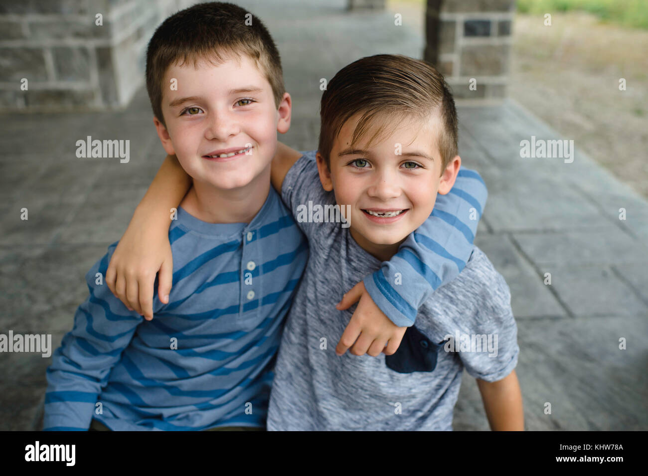 Fratelli con le braccia intorno a ciascun altro Foto Stock