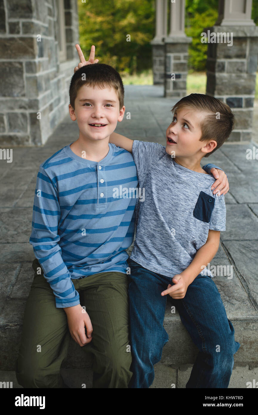 Fratelli con le braccia intorno a ciascun altro Foto Stock