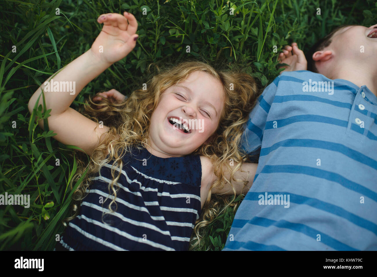 Fratello e Sorella godendo all'aperto sul verde campo erboso Foto Stock