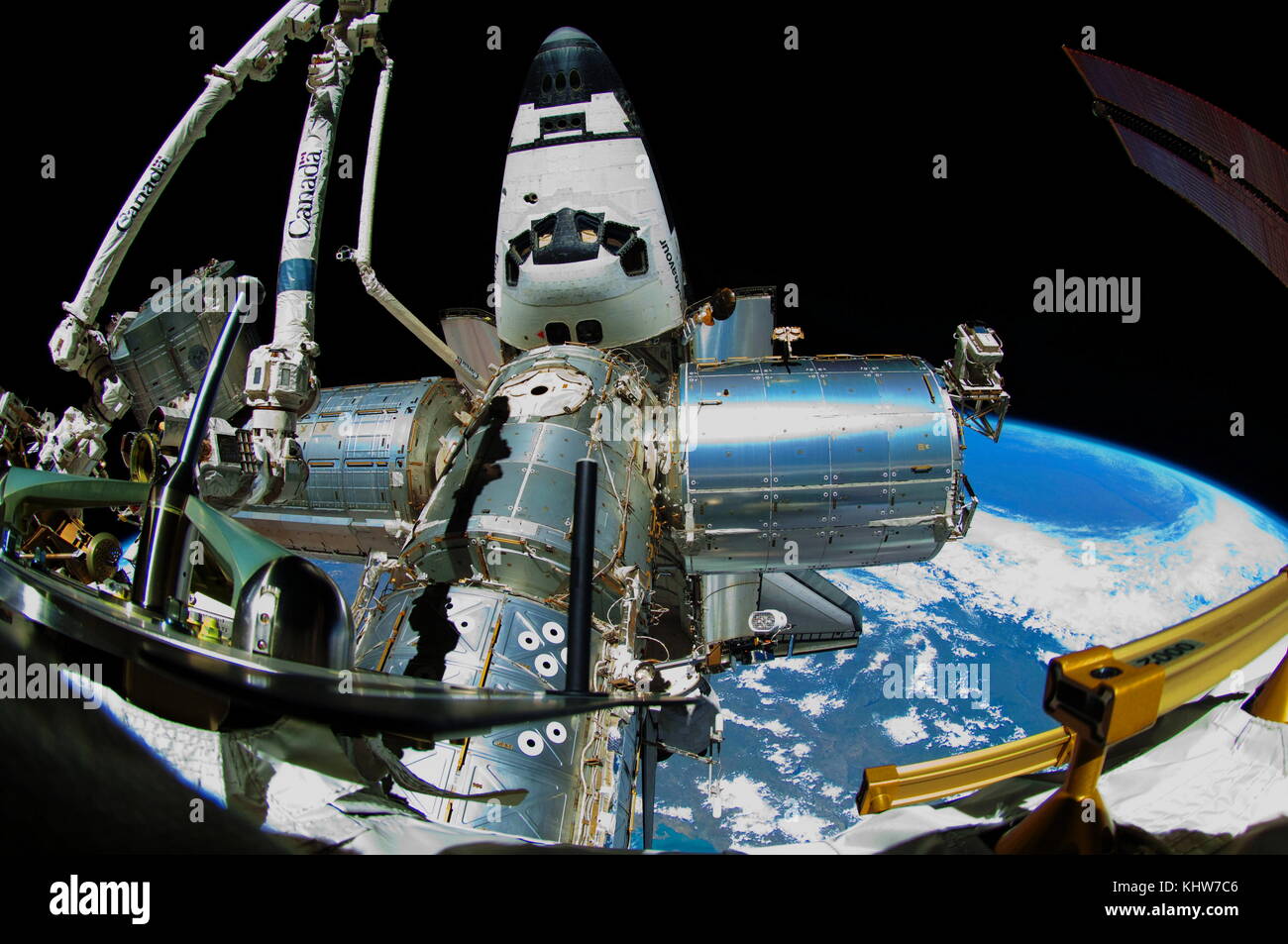 Fotografia della Stazione Spaziale Internazionale e inserito lo Space Shuttle Endeavour. Recante la data del XXI secolo Foto Stock