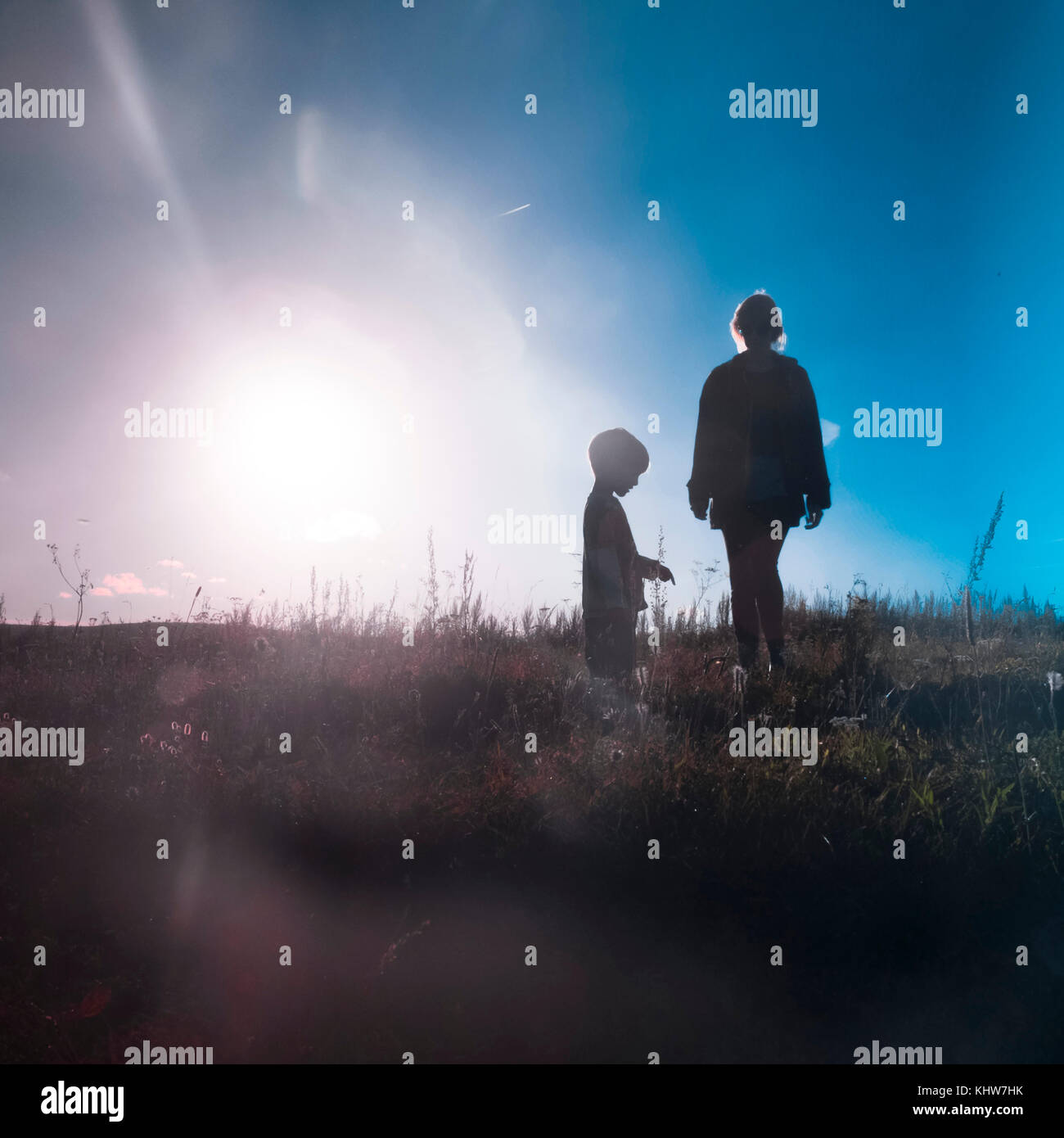 Madre e figlio nei campi, con condizioni di luce solare intensa, Ural, Sverdlovsk, Russia, Europa Foto Stock