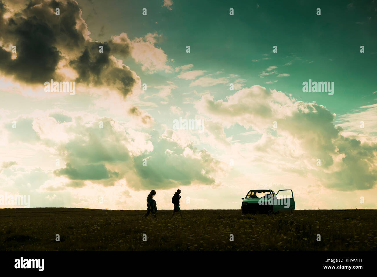 Padre e figlio camminare sul campo, verso auto, Ural, Sverdlovsk, Russia, Europa Foto Stock