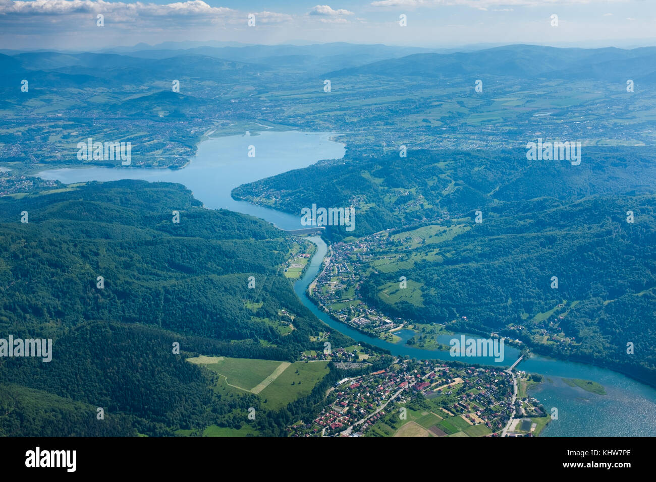 Vista aerea del lago Zywieckie nei monti Beskidy, Slesia, Polonia Foto Stock