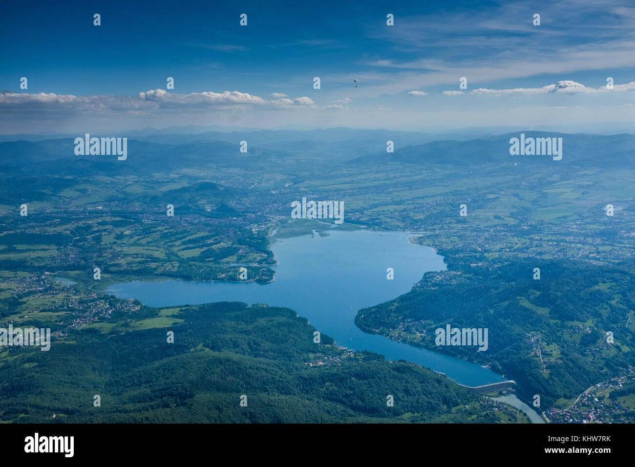 Vista aerea del lago Zywieckie nei monti Beskidy, Slesia, Polonia Foto Stock