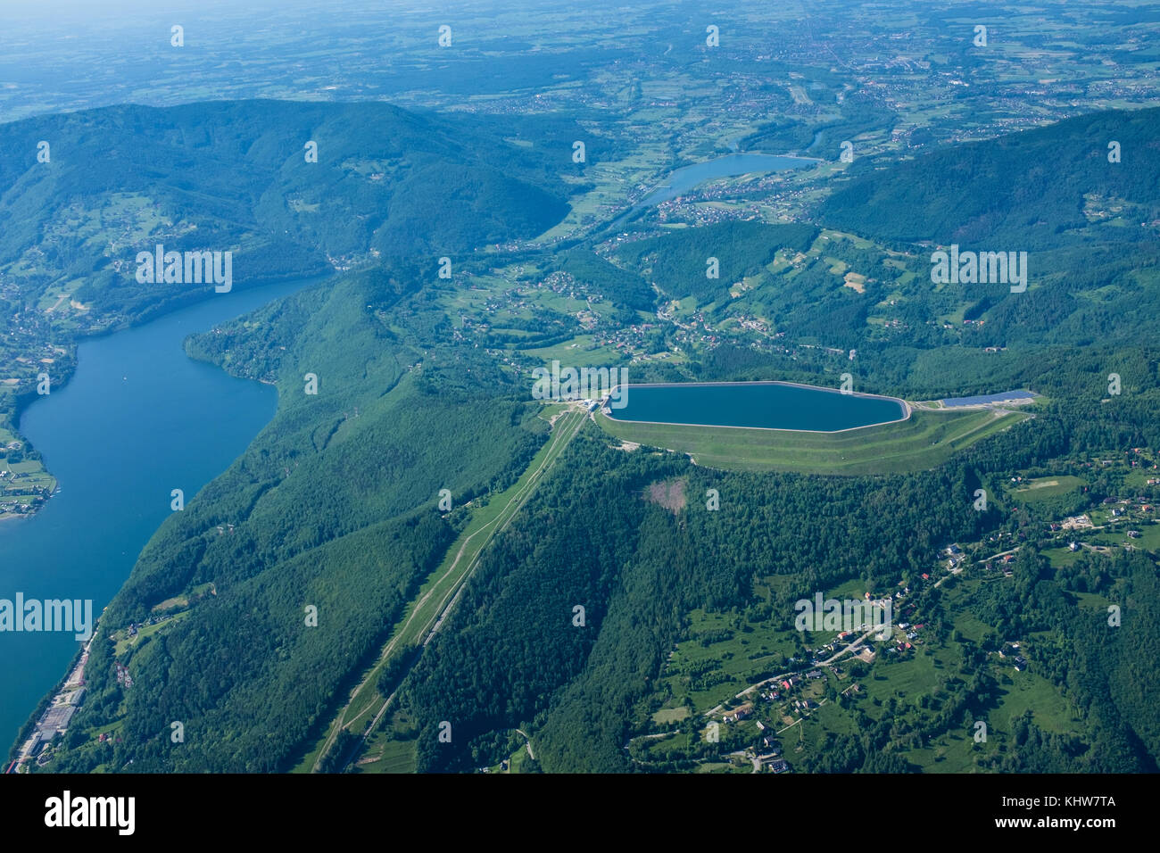 Vista aerea del bacino idrico a Zar mountain power station in Beskidy mountains, Slesia, Polonia Foto Stock
