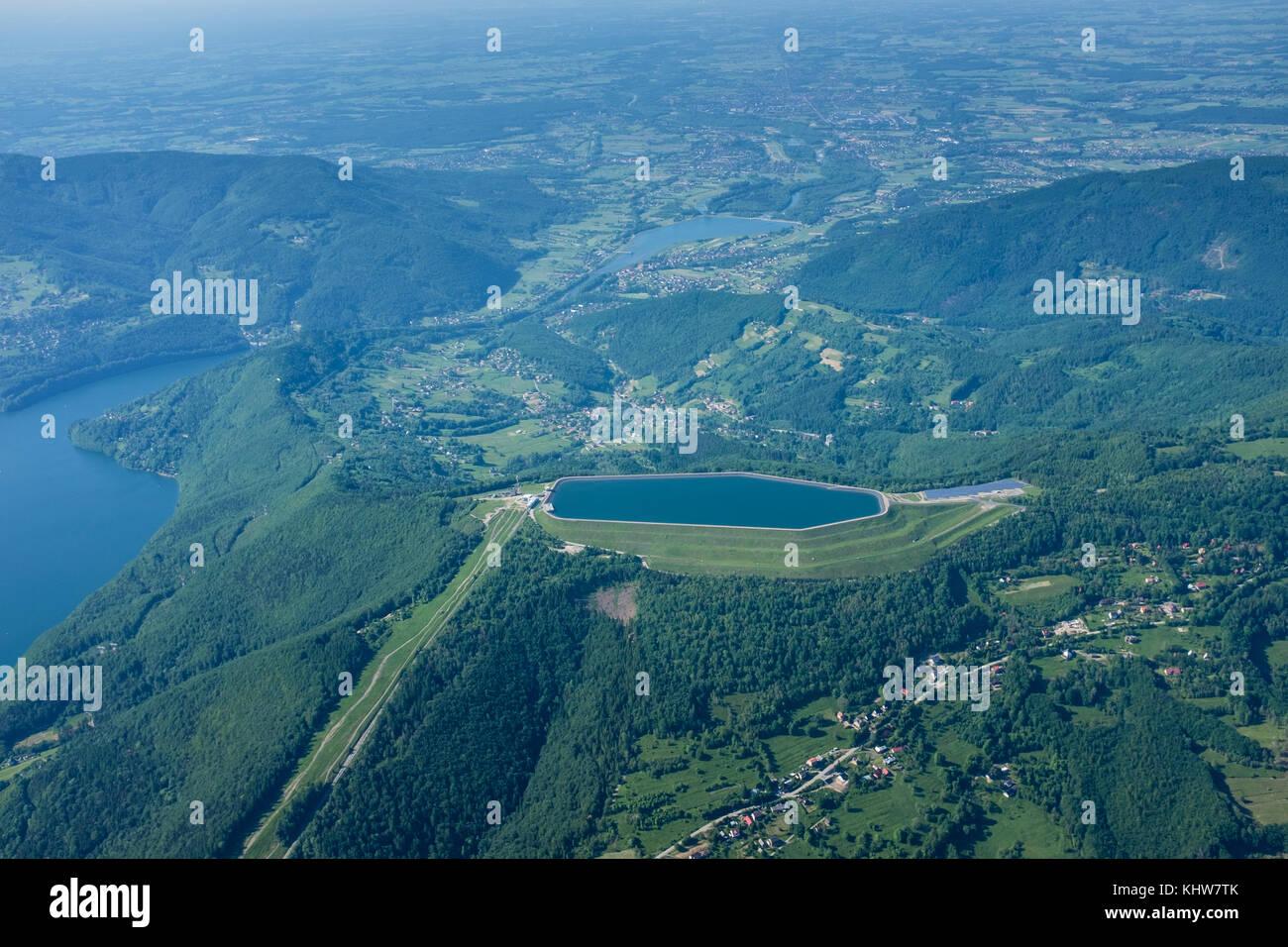 Vista aerea del bacino idrico a Zar mountain power station in Beskidy mountains, Slesia, Polonia Foto Stock