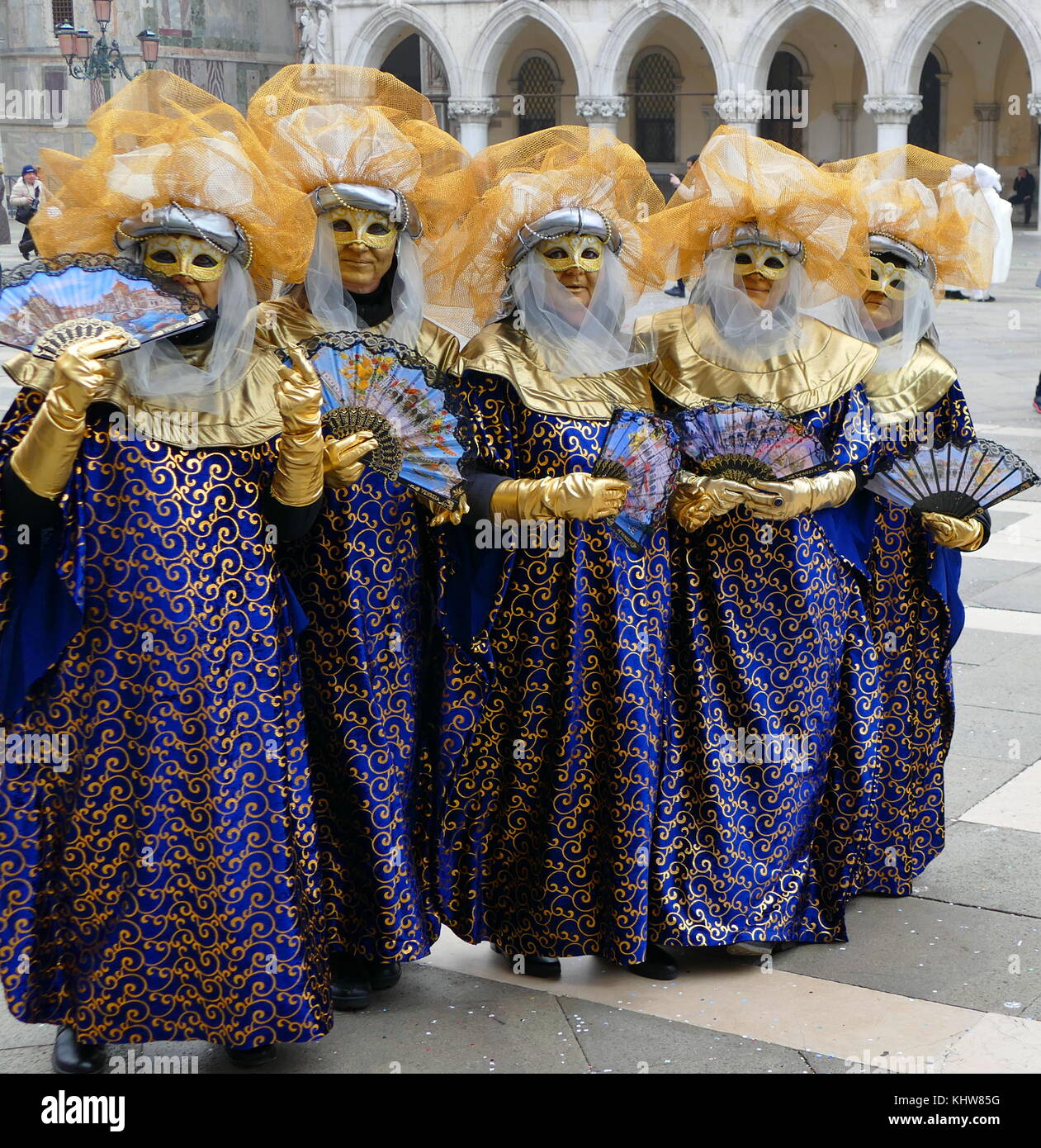 Fotografia scattata durante il periodo di Carnevale nel centro di Venezia. Il Carnevale di Venezia è un festival annuale tenutasi a Venezia, Italia. Il Carnevale termina con la celebrazione cristiana della Quaresima. Recante la data del XXI secolo Foto Stock