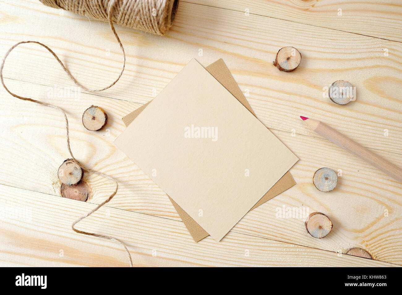 Carta kraft mail con matita su uno sfondo di legno. flat laico, top view photo mock up Foto Stock