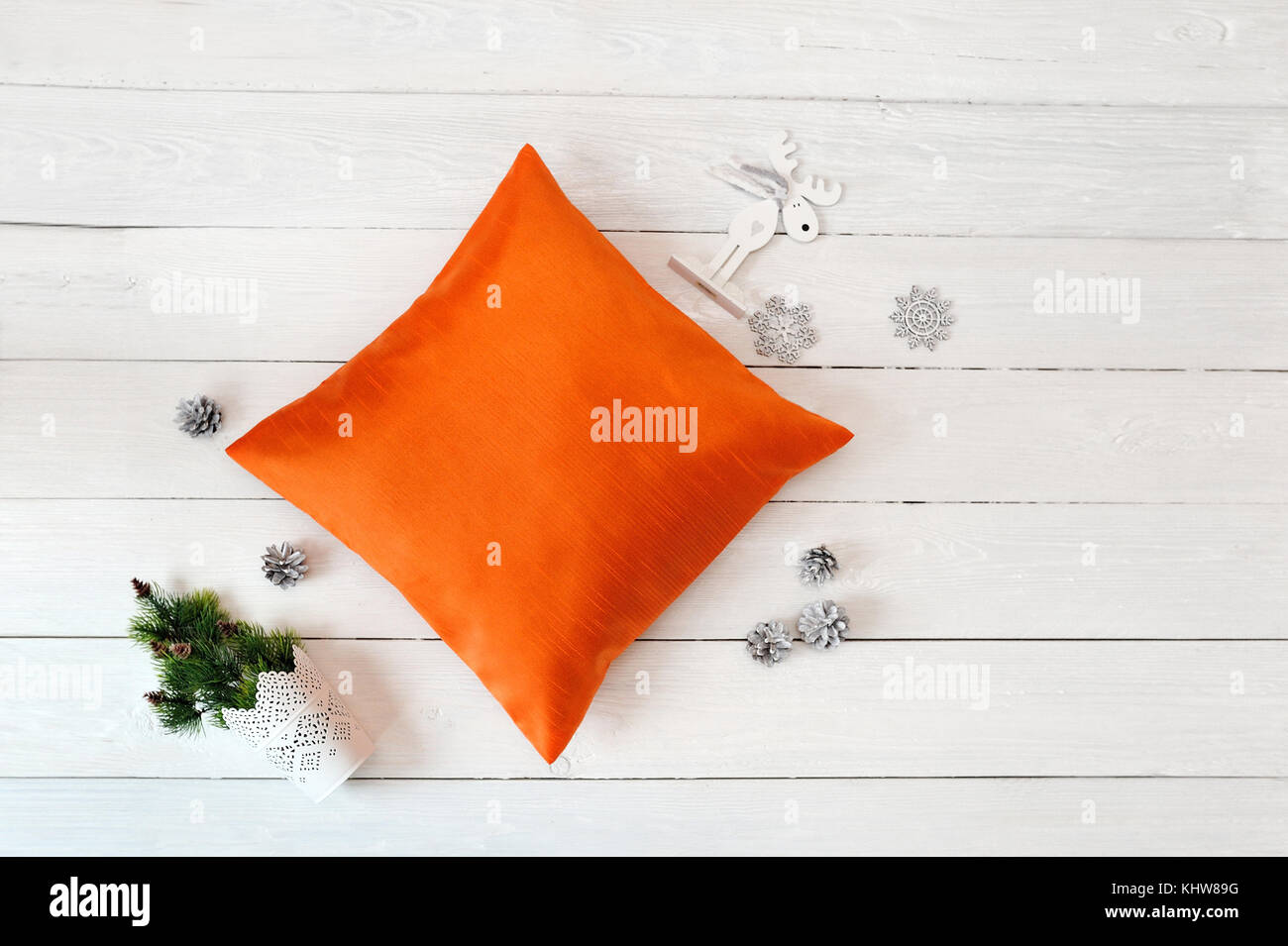 Cuscino arancione caso mockup in bianco sullo sfondo di legno. flat laico, top view photo mockup. vacanze decorazioni Foto Stock