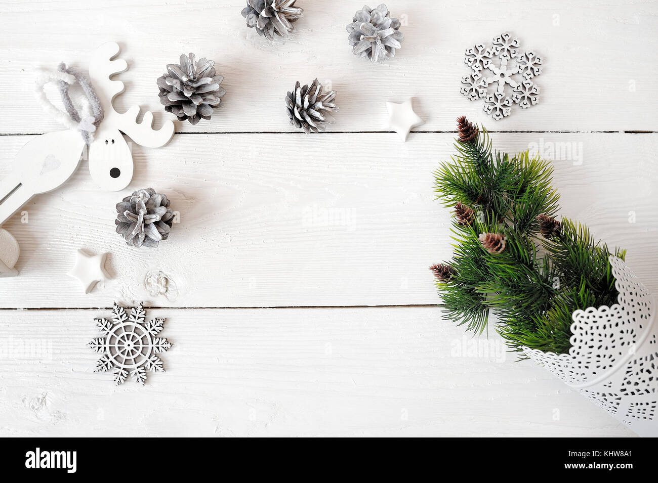 Natale mockup su un bianco sullo sfondo di legno con i fiocchi di neve, un cervo e un albero di natale. flat laico, vista dall'alto Foto Stock