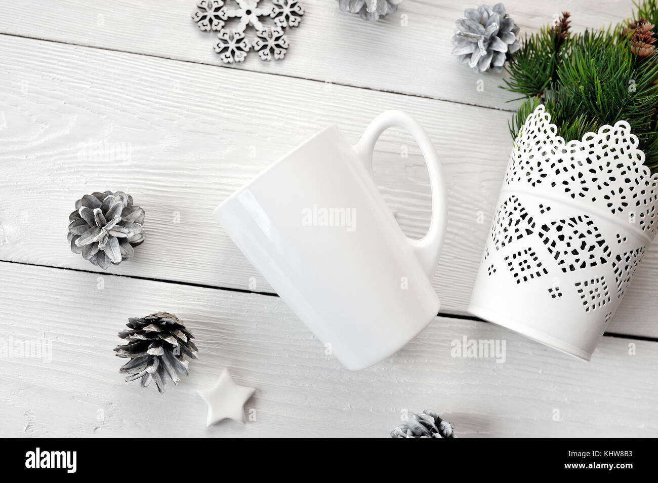 Mockup tazza bianca su uno sfondo di legno, decorazioni di Natale. La vista superiore è fotografato Foto Stock