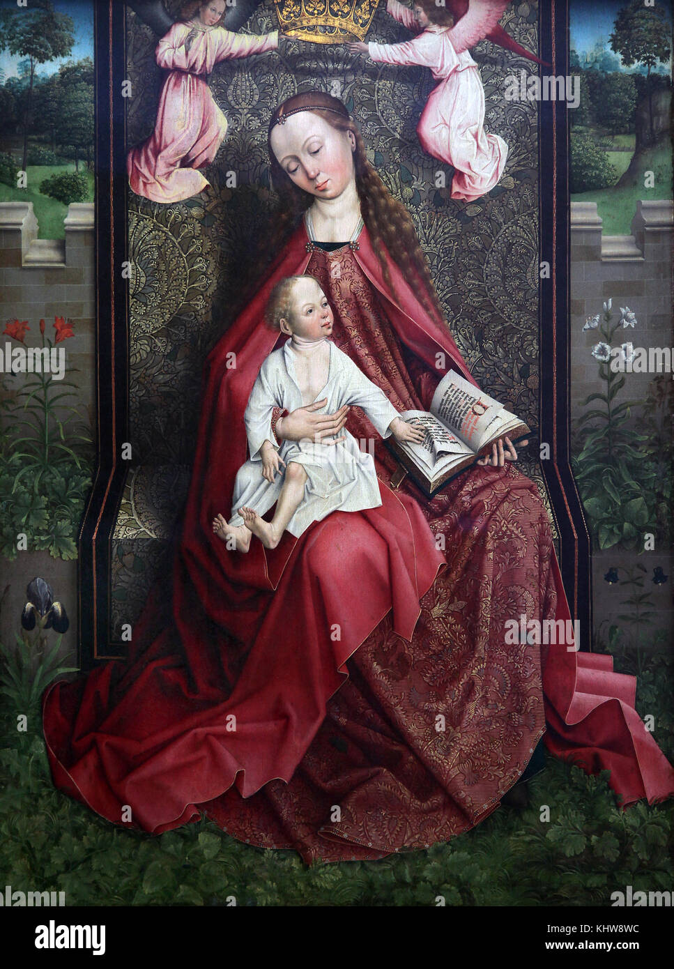 Madonna incoronata da angeli c.1480.Master del fogliame Embroideed Bruges Belgio Foto Stock