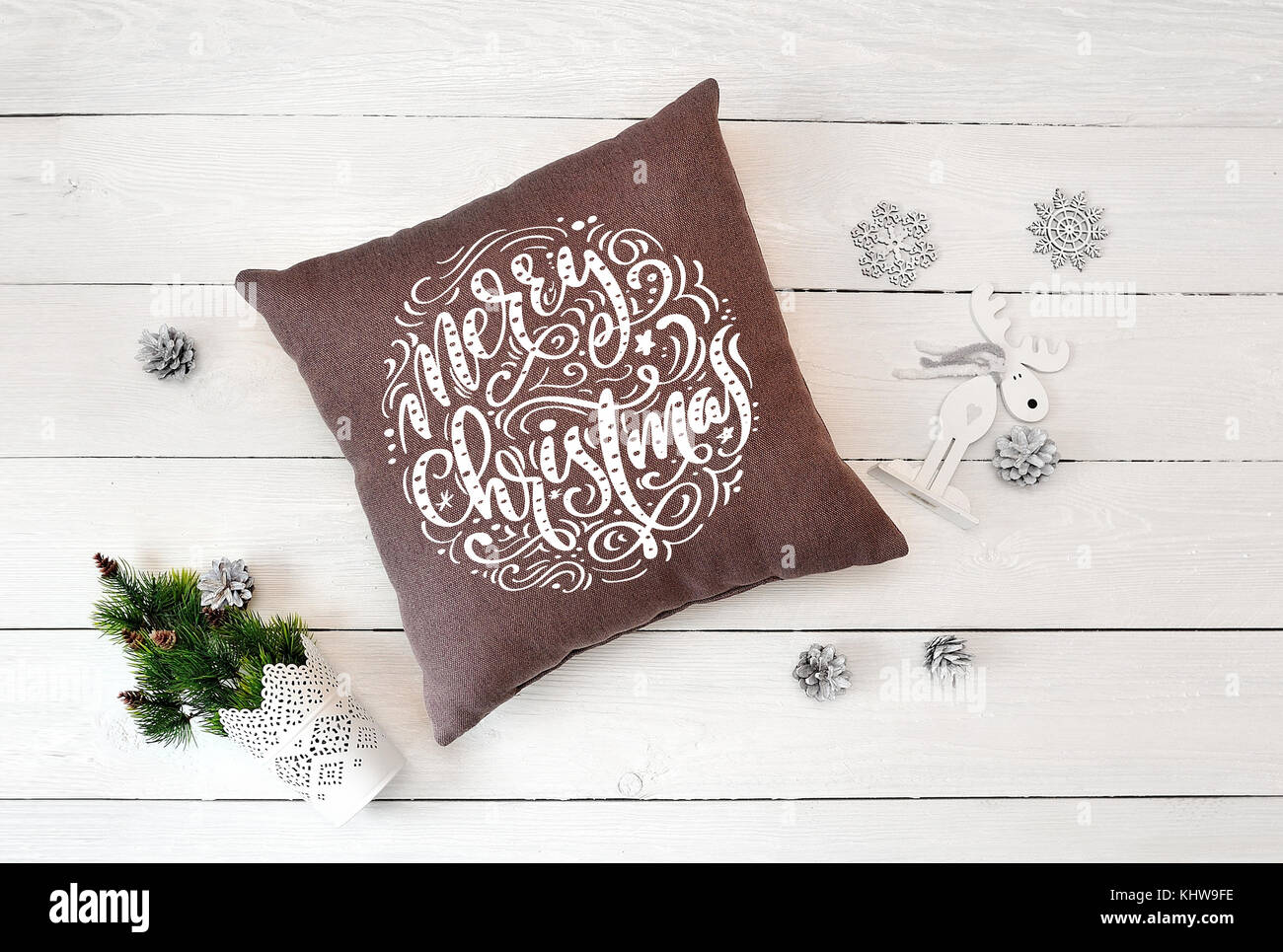 Testo buon natale sul cuscino un legno bianco sullo sfondo di Natale. flat laico, top view photo mockup Foto Stock