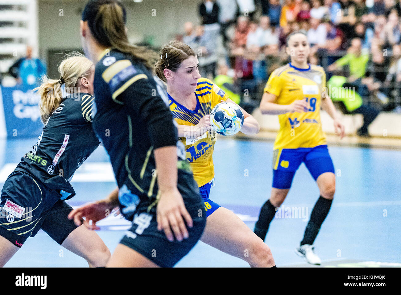 19 novembre 2017: aleksandra zych #18 (vistal gdyia) durante la ehf donna di champions league tra il CSM Bucarest (rou) vs vistal gdynia (pol) a dinamo sala polivalente a Bucarest in Romania rou. copyright: cronos/catalin soare Foto Stock