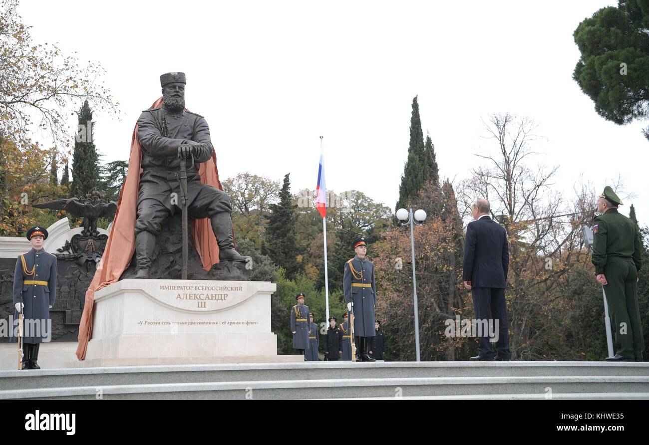 Yalta, Russia. 18 novembre 2017. Il presidente russo Vladimir Putin partecipa alla cerimonia di inaugurazione del monumento allo zar Alessandro III del Peacemaker al parco del Palazzo Livadia il 18 novembre 2017 a Yalta, Crimea, Russia. Crediti: Planetpix/Alamy Live News Foto Stock