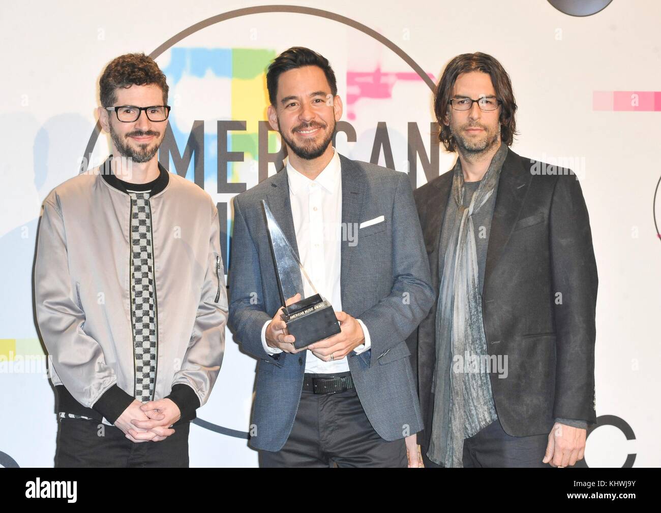 Los Angeles, CA, Stati Uniti d'America. Xix nov, 2017. rob bourdon, brad delson, Mike Shinoda in sala stampa per 2017 American Music Awards (amas) - sala stampa, microsoft theatre, los angeles, ca 19 novembre 2017. Credito: elizabeth goodenough/everett raccolta/alamy live news Foto Stock