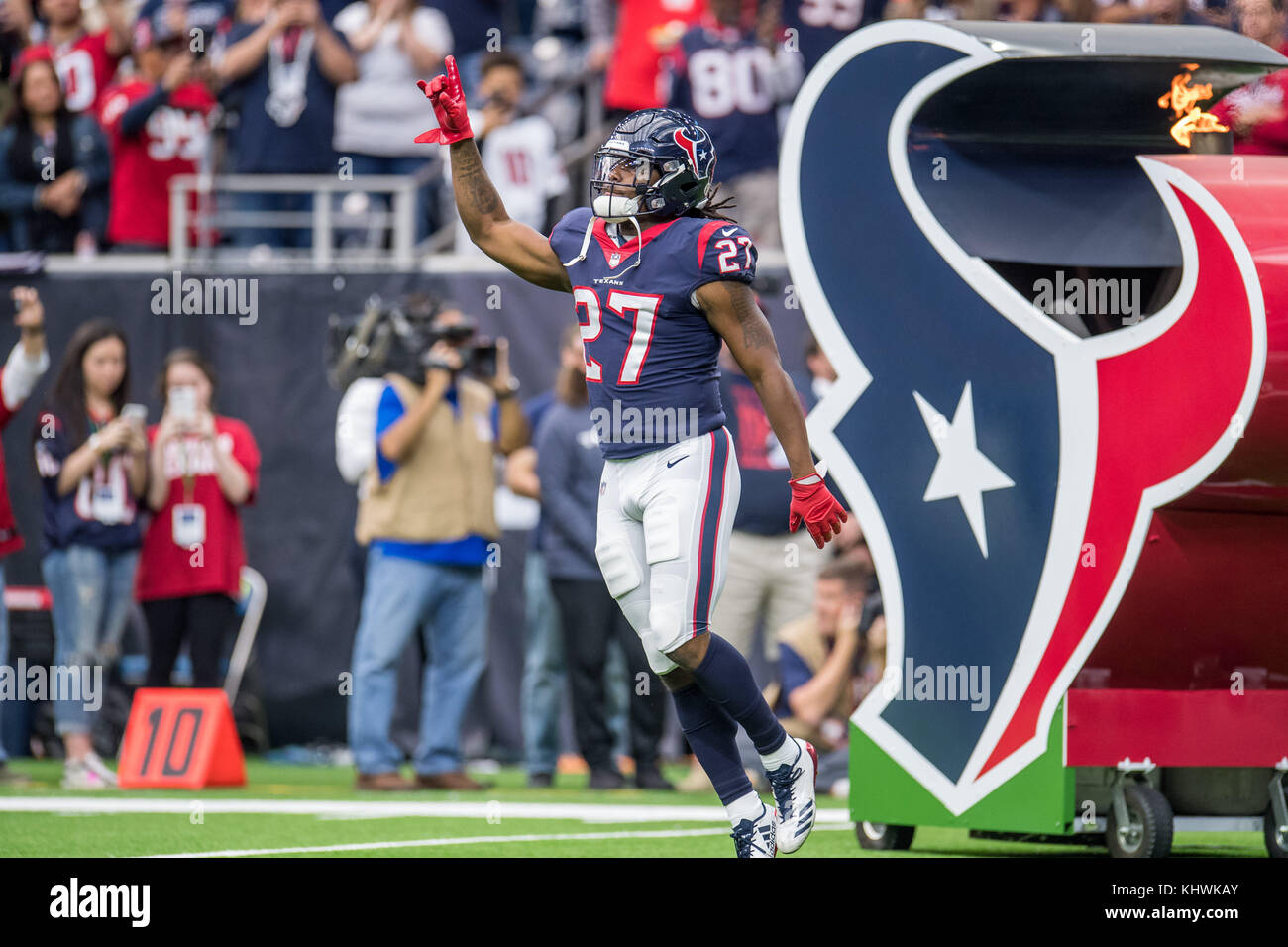 19 novembre 2017: Houston Texans running back D'onta Foreman (27) entra nel campo prima di NFL di una partita di calcio tra la Houston Texans e l'Arizona Cardinals a NRG Stadium di Houston, TX. I Texans hanno vinto il gioco 31 a 21...Trask Smith/CSM Foto Stock