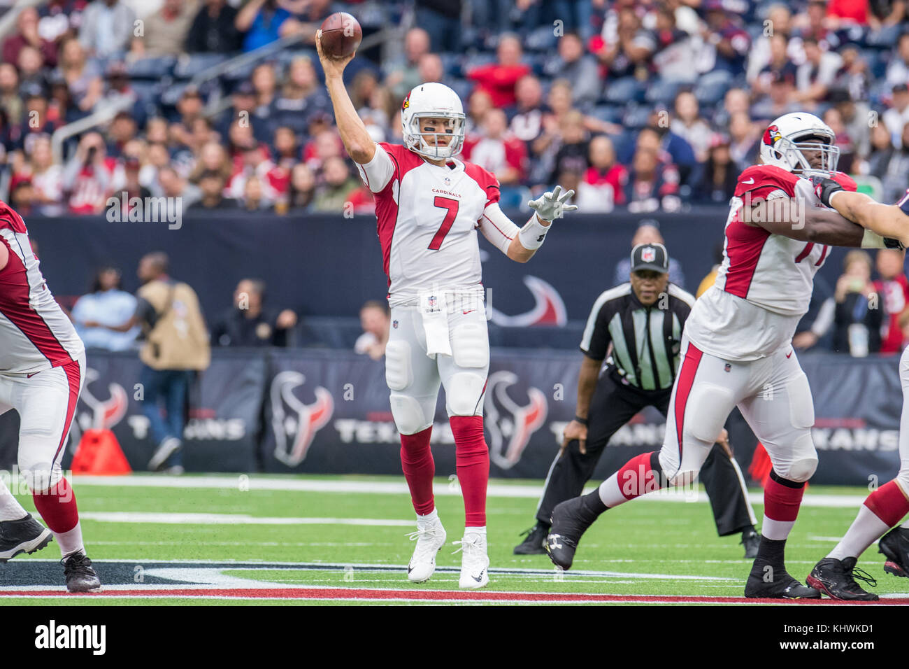 19 novembre 2017: Arizona Cardinals quarterback Blaine Gabbert (7) passa nel corso del primo trimestre di NFL di una partita di calcio tra la Houston Texans e l'Arizona Cardinals a NRG Stadium di Houston, TX. I Texans hanno vinto il gioco 31 a 21...Trask Smith/CSM Foto Stock