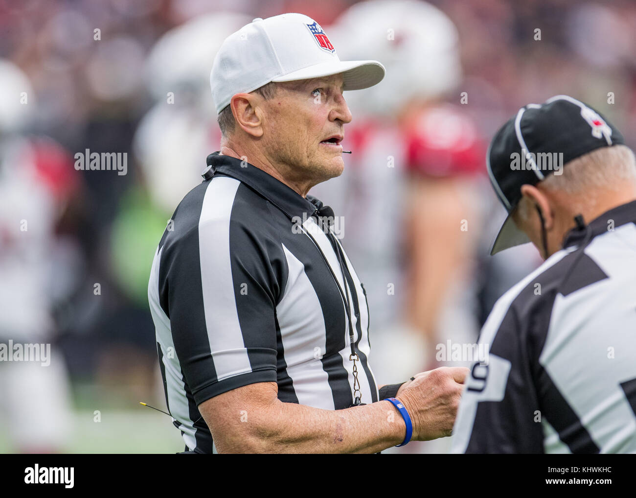 Houston, TX, Stati Uniti d'America. Xix Nov, 2017. Arbitro ed Hochuli durante il secondo trimestre di NFL di una partita di calcio tra la Houston Texans e l'Arizona Cardinals a NRG Stadium di Houston, TX. I Texans hanno vinto il gioco 31 a 21.Trask Smith/CSM/Alamy Live News Foto Stock