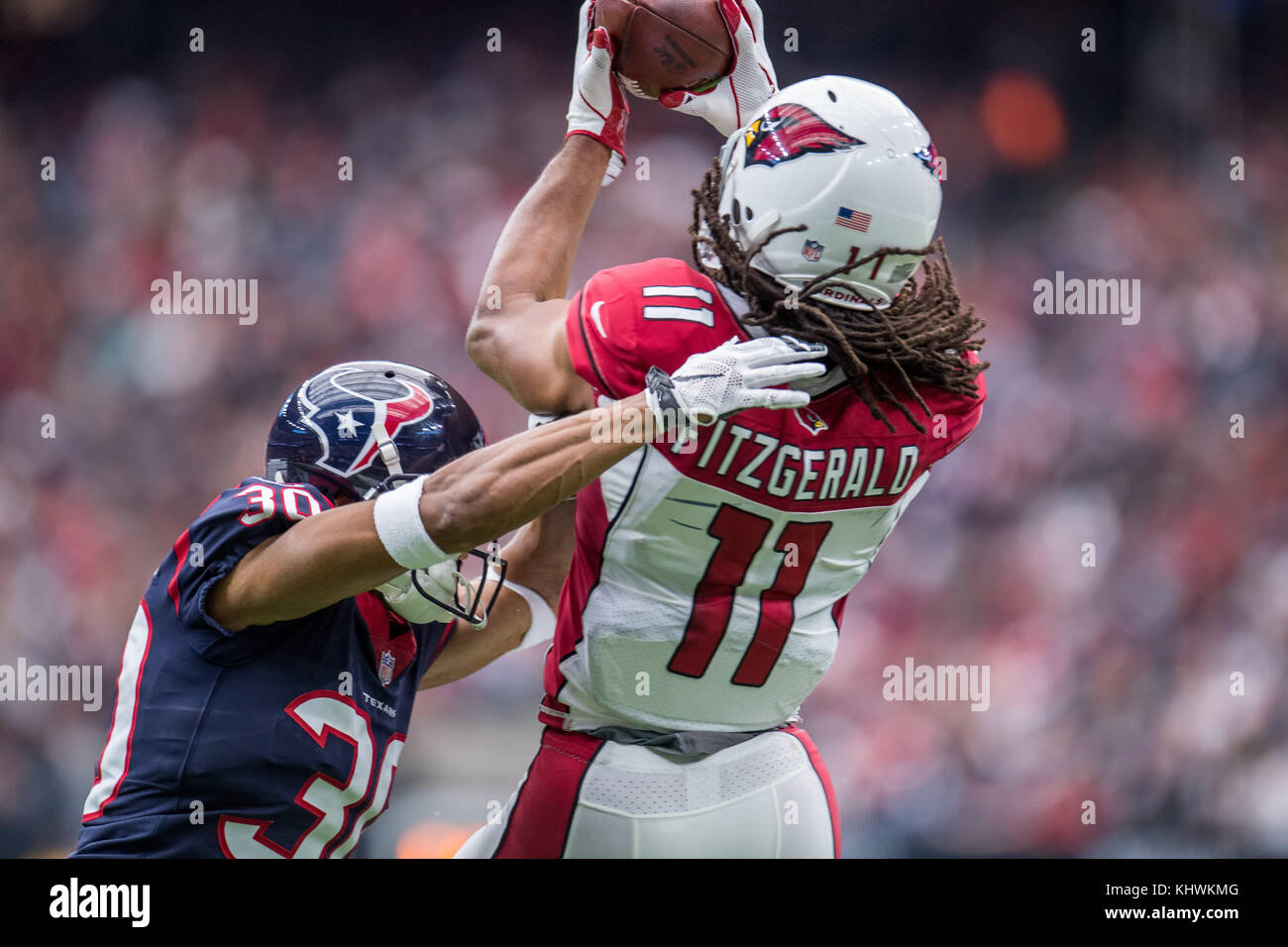 Houston, TX, Stati Uniti d'America. Xix Nov, 2017. Arizona Cardinals wide receiver Larry Fitzgerald (11) rende un touchdown catch mentre è difeso da Houston Texans cornerback Kevin Johnson (30) durante il secondo trimestre di NFL di una partita di calcio tra la Houston Texans e l'Arizona Cardinals a NRG Stadium di Houston, TX. I Texans hanno vinto il gioco 31 a 21.Trask Smith/CSM/Alamy Live News Foto Stock