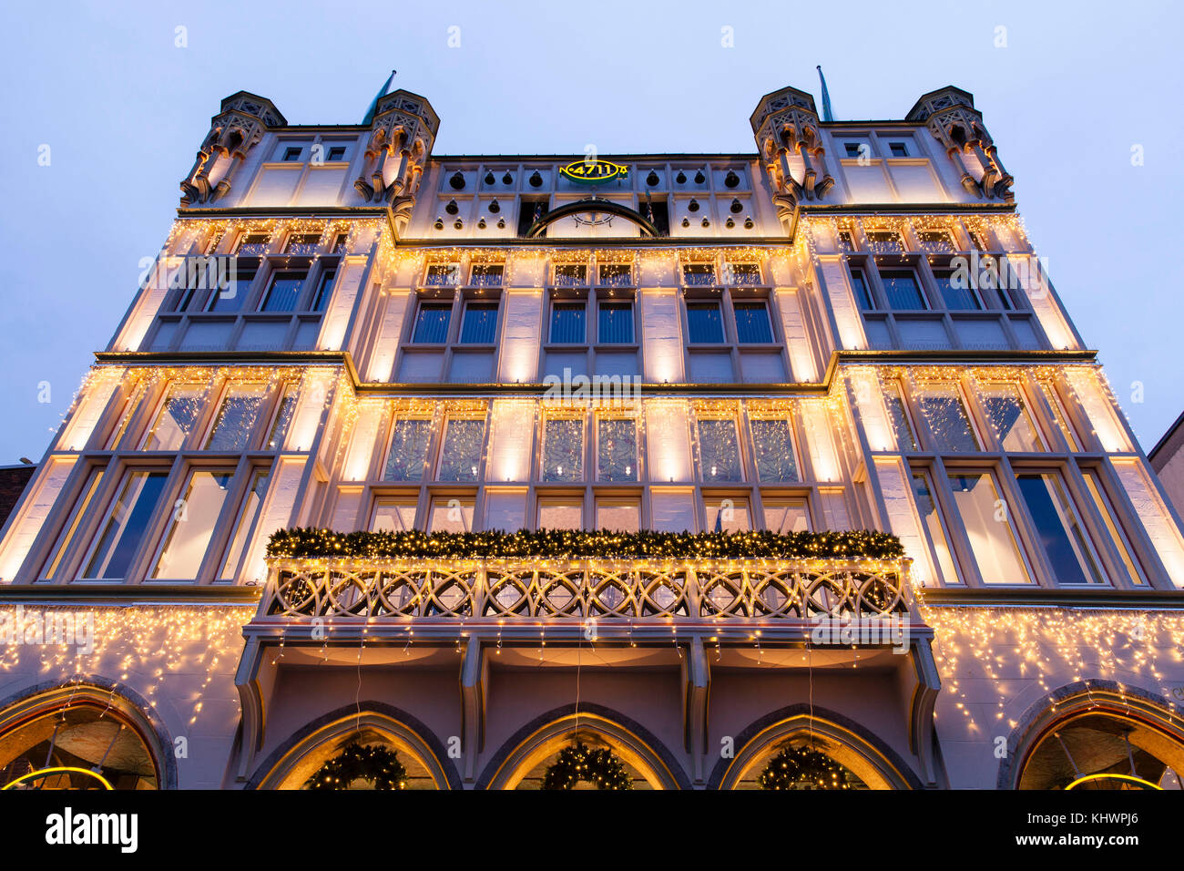 Germania, Colonia, la casa del 4711 a Glockengasse, casa ancestrale della fabbrica di profumi Muelhens, illuminazione durante il periodo natalizio. Germania Foto Stock
