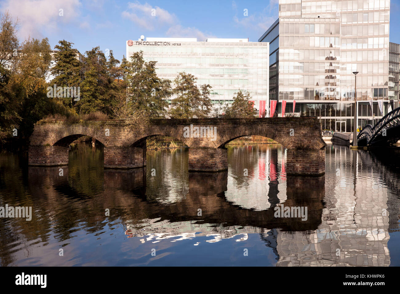 Germania, Colonia, vecchio viadotto, bridge e la Torre di Colonia al Mediapark. Deutschland, Koeln, altes Viadukt, Bruecke und KoelnTurm im Mediapark. Foto Stock