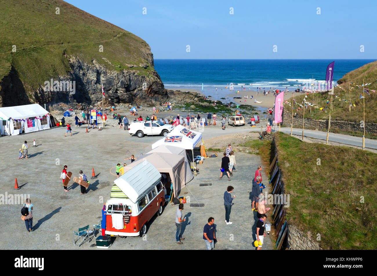 La spiaggia e il parcheggio auto a cappella porth neat st.Agnese in Cornovaglia, Inghilterra, Regno Unito. Foto Stock