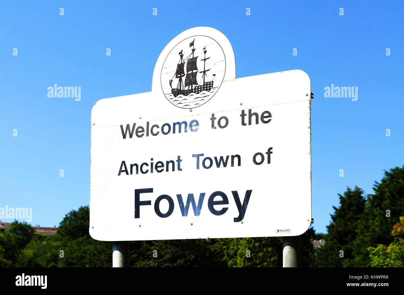 Segno di benvenuto all'ingresso della città antica di fowey in Cornovaglia, Inghilterra, Regno Unito. Foto Stock