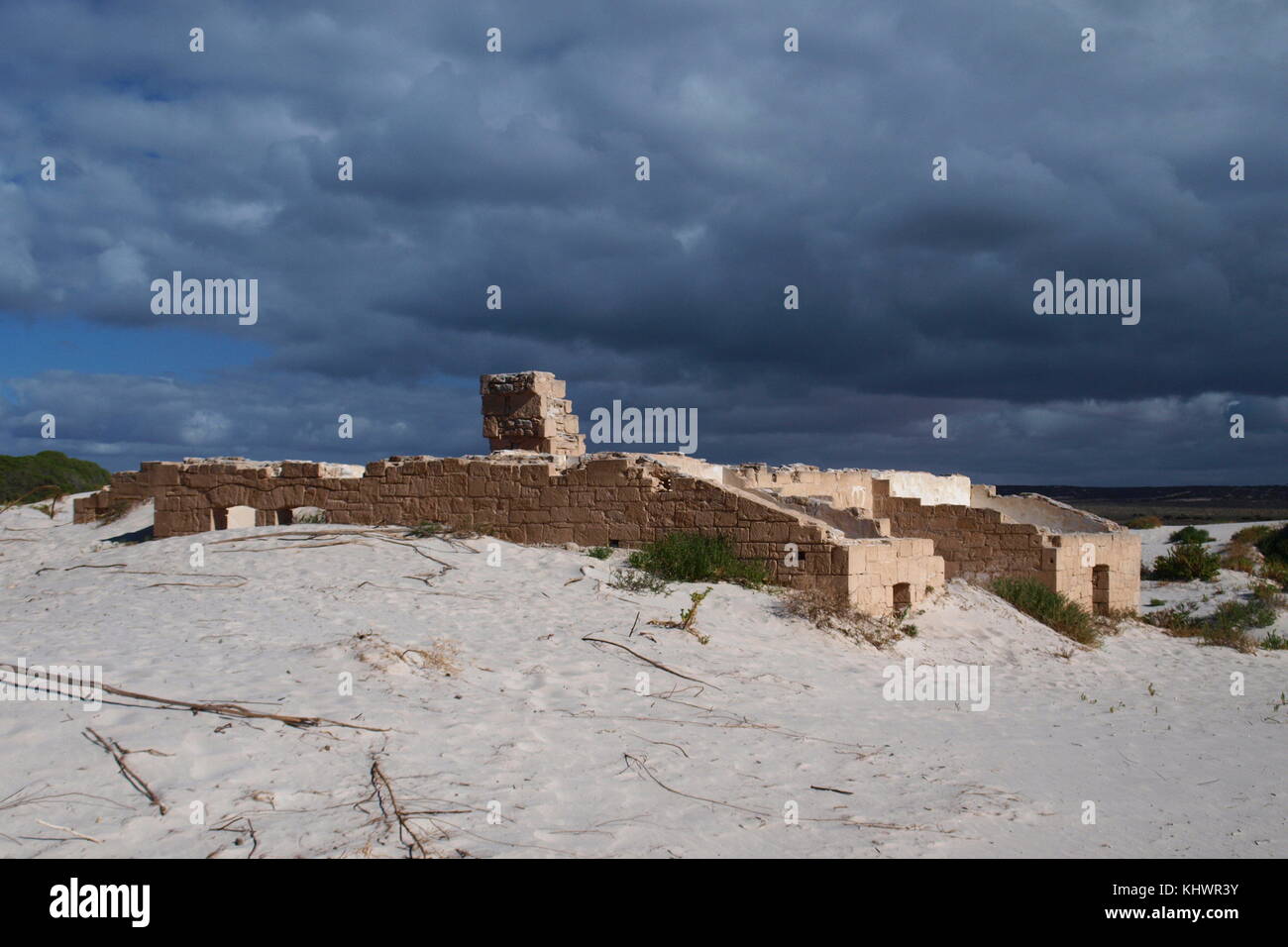 Resti di un edificio furono sepolti nella sabbia, Nullarbor Plain, Australia Foto Stock