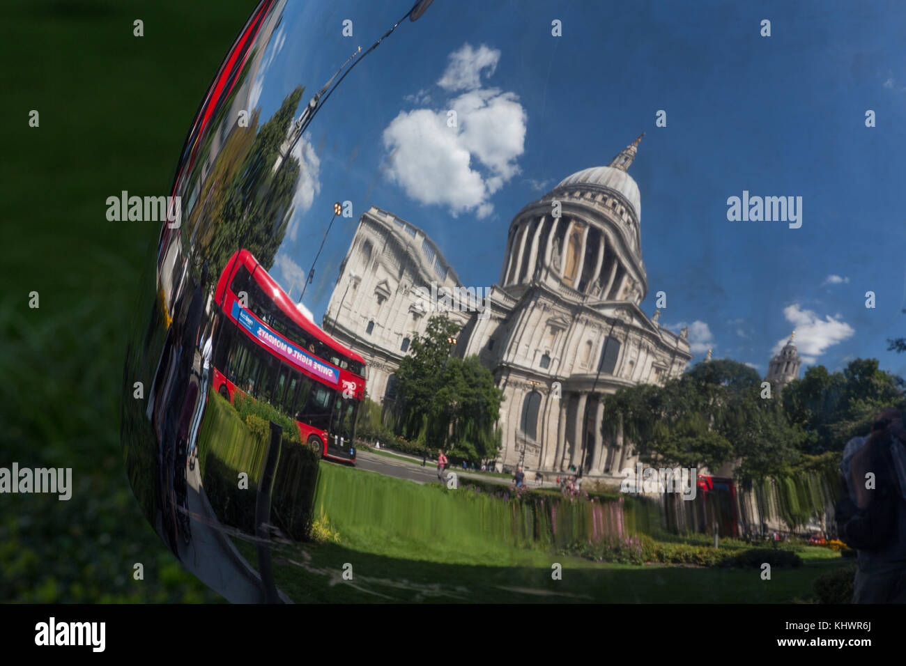 La Cattedrale di St Paul e riflessa in arte pubblica, London, Regno Unito Foto Stock