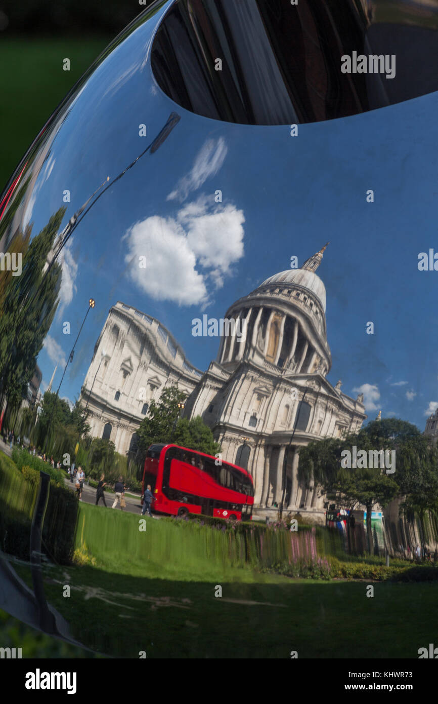 La Cattedrale di St Paul e riflessa in arte pubblica, London, Regno Unito Foto Stock