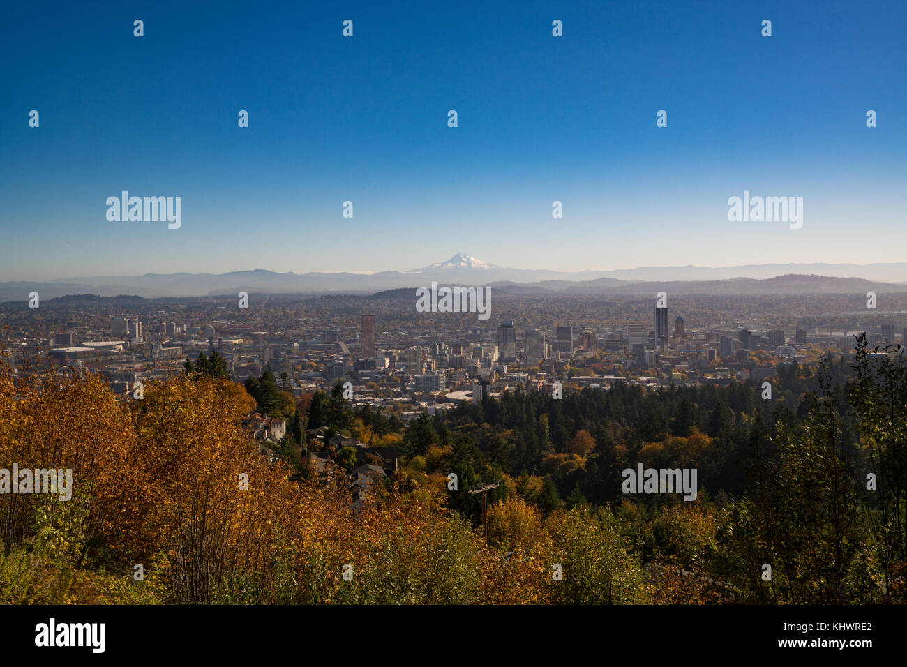 La città di Portland Oregon siede sotto l'occhio vigile di mt. il cofano in background su un leggermente ma normale giornata nebuloso in fine di autunno. Foto Stock