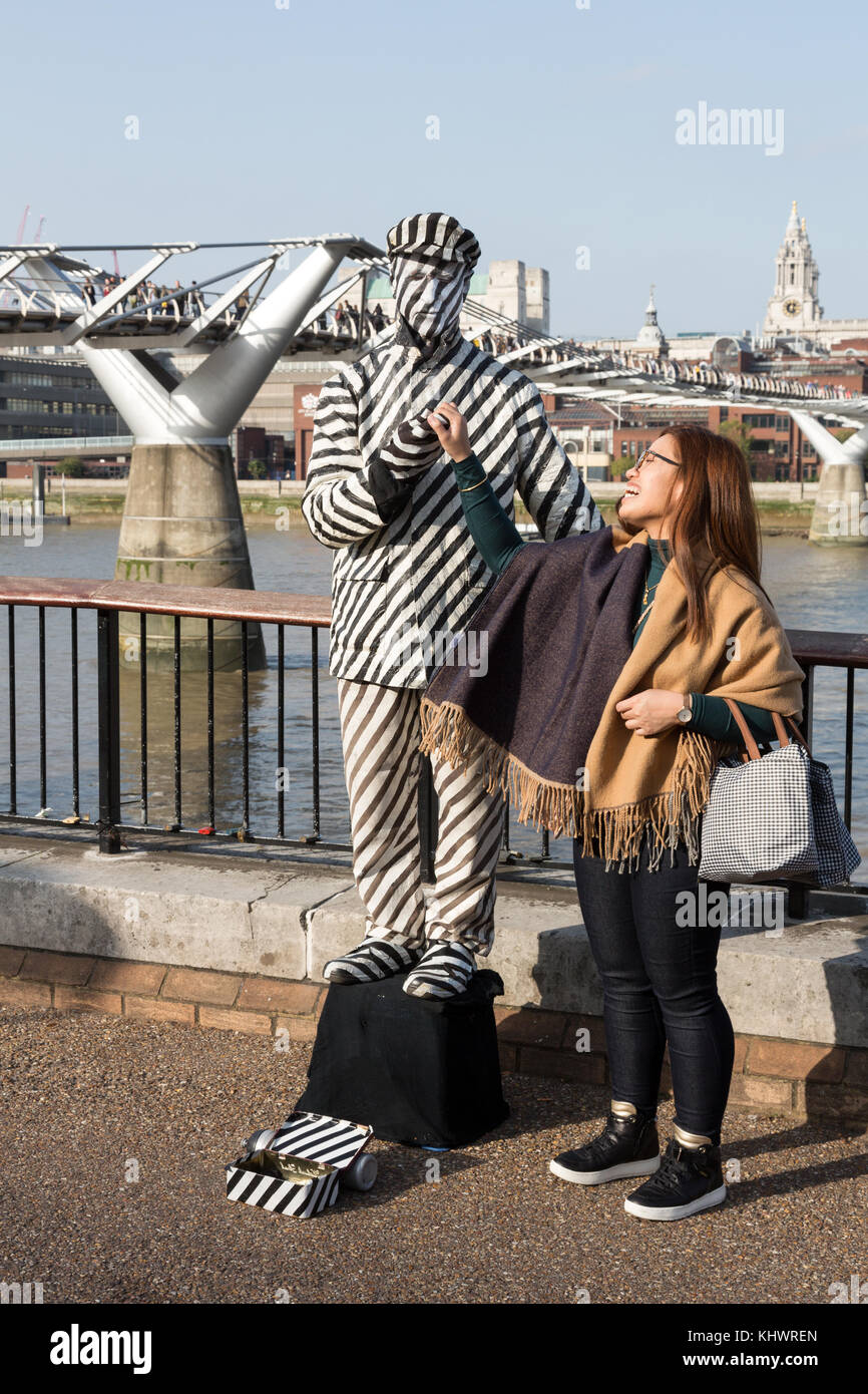 Statua umana in bianco e nero strisce da Millennium Bridge, London, Regno Unito Foto Stock Statua umana in bianco e nero strisce da Millennium Bridge, London, Regno Unito Foto Stock