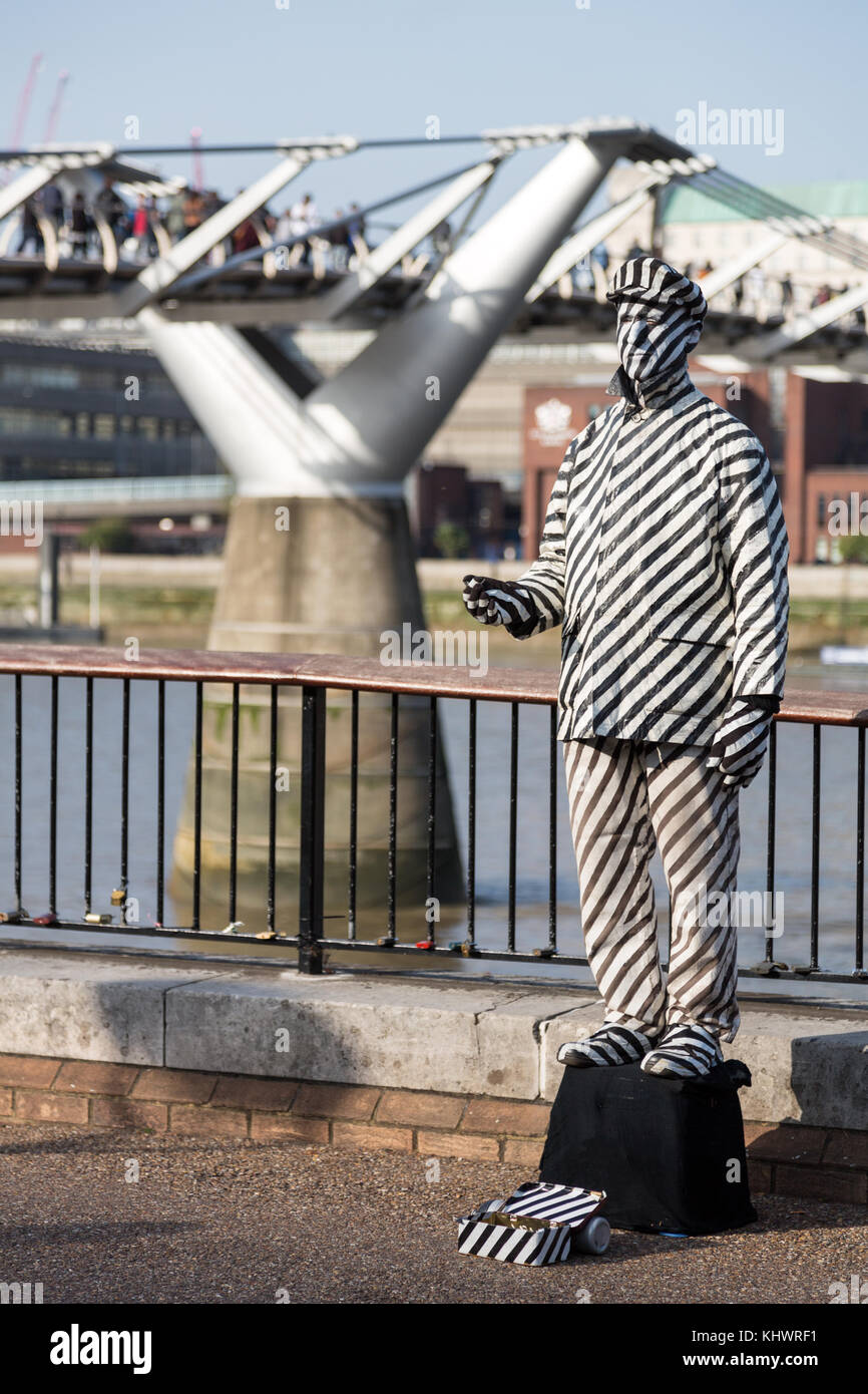 Statua umana in bianco e nero strisce da Millennium Bridge, London, Regno Unito Foto Stock Statua umana in bianco e nero strisce da Millennium Bridge, London, Regno Unito Foto Stock