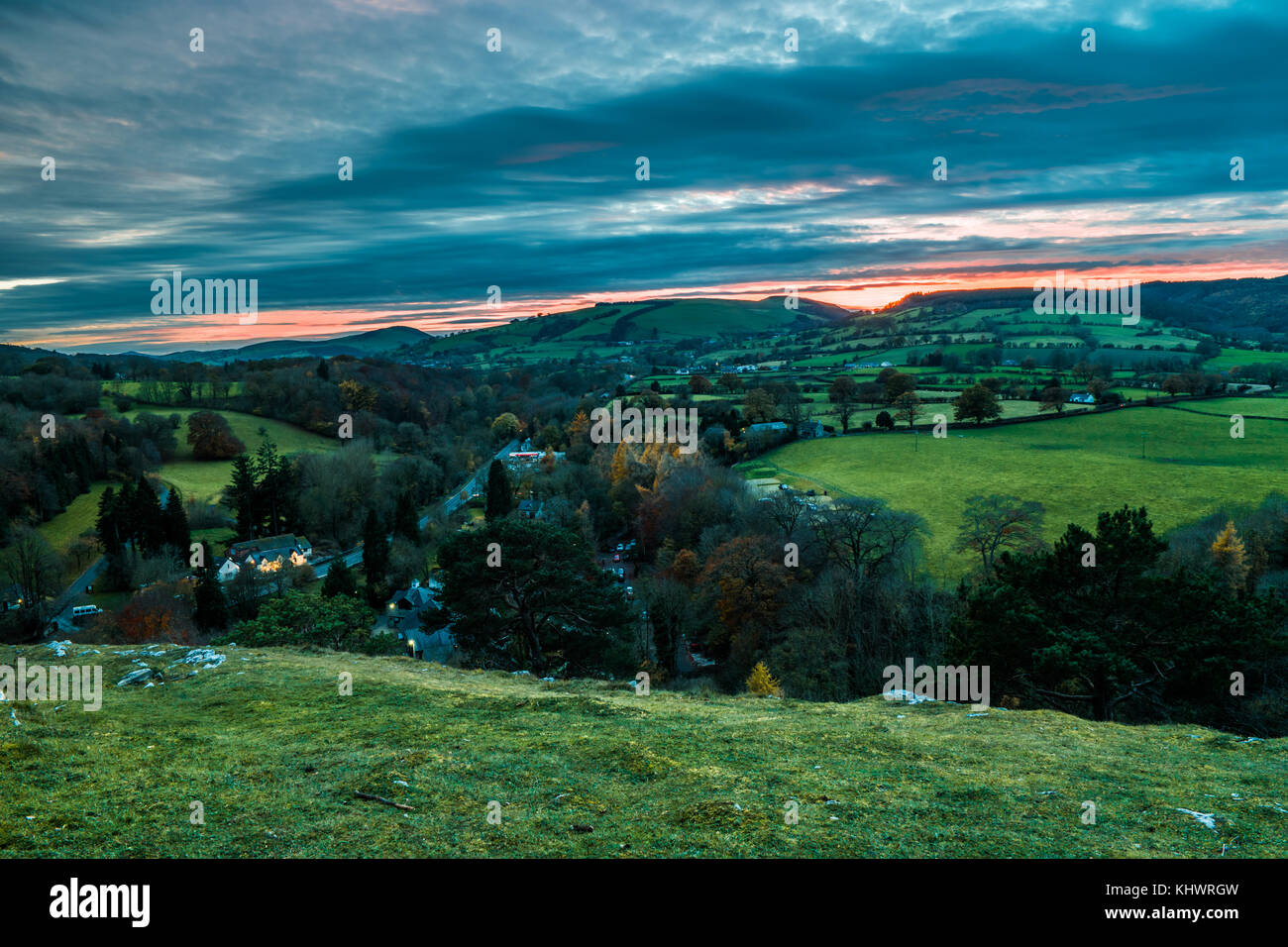 Tramonto sulla valle di clwyd con alberi d'autunno Foto Stock