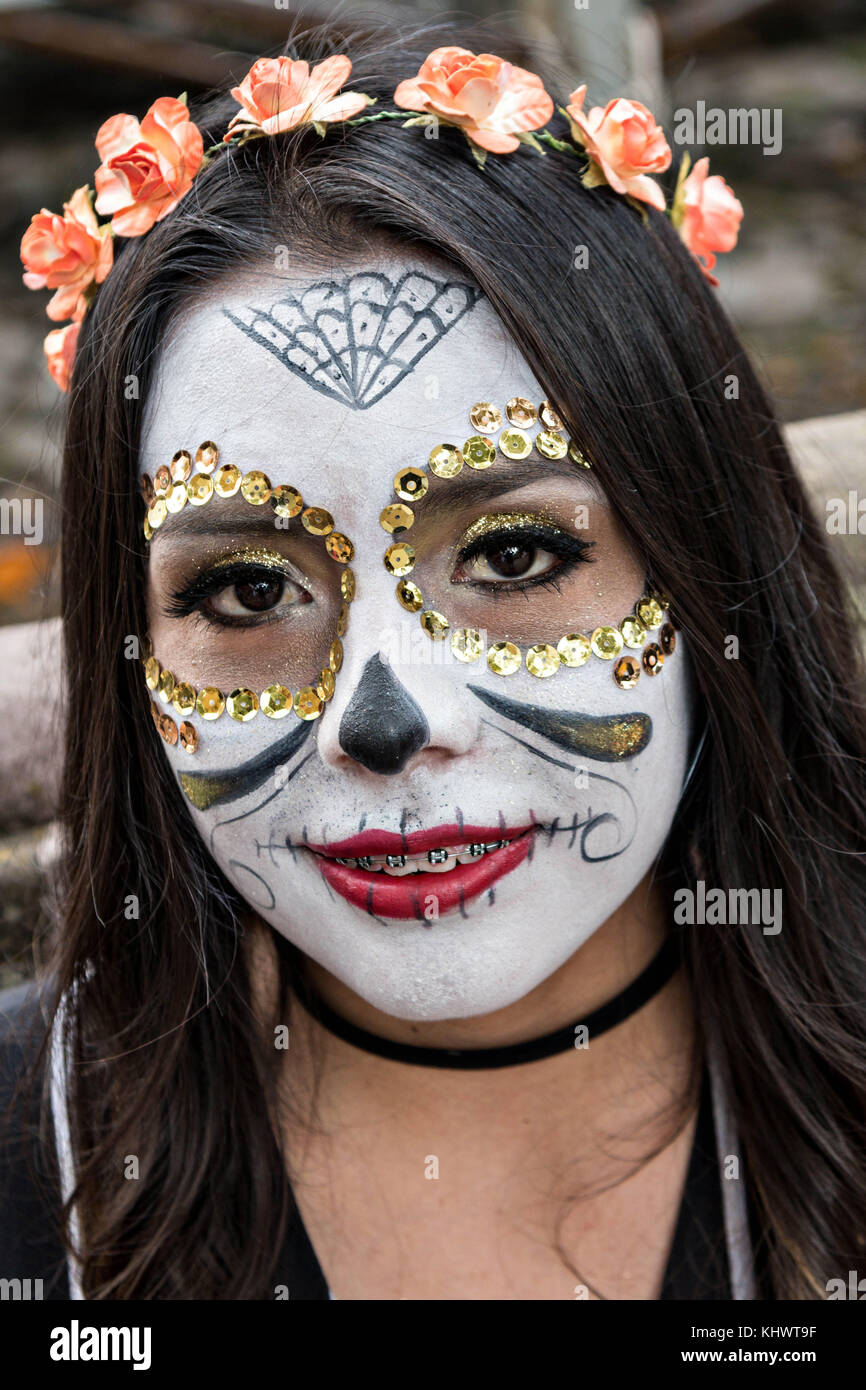Una giovane donna messicana vestita in costume la Calavera Catrina per il  giorno dei morti o 31 de Muertos festival 2017 ottobre Día a Patzcuaro,  Michoacan, Messico. La festa è stata celebrata
