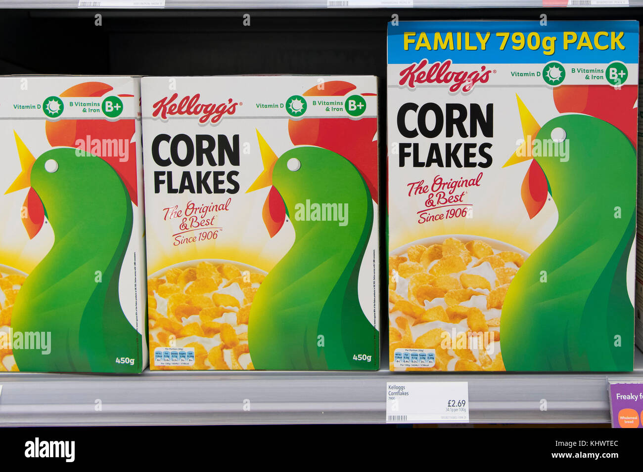 Più Kellogg's corn flakes in vendita su shel in un supermercato store. Foto Stock