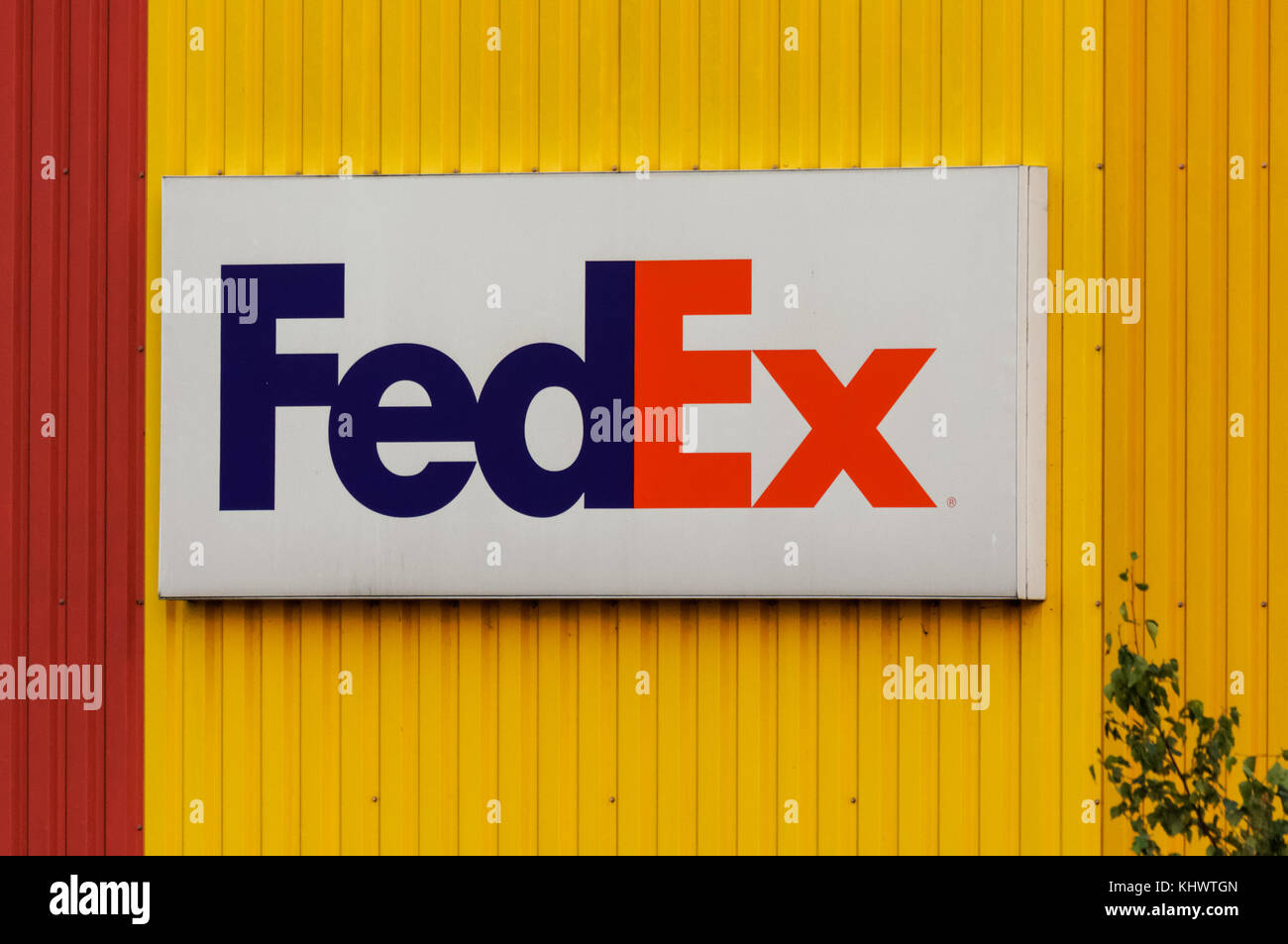 Fedex firmare al di fuori del centro di distribuzione in London, England Regno Unito Regno Unito Foto Stock