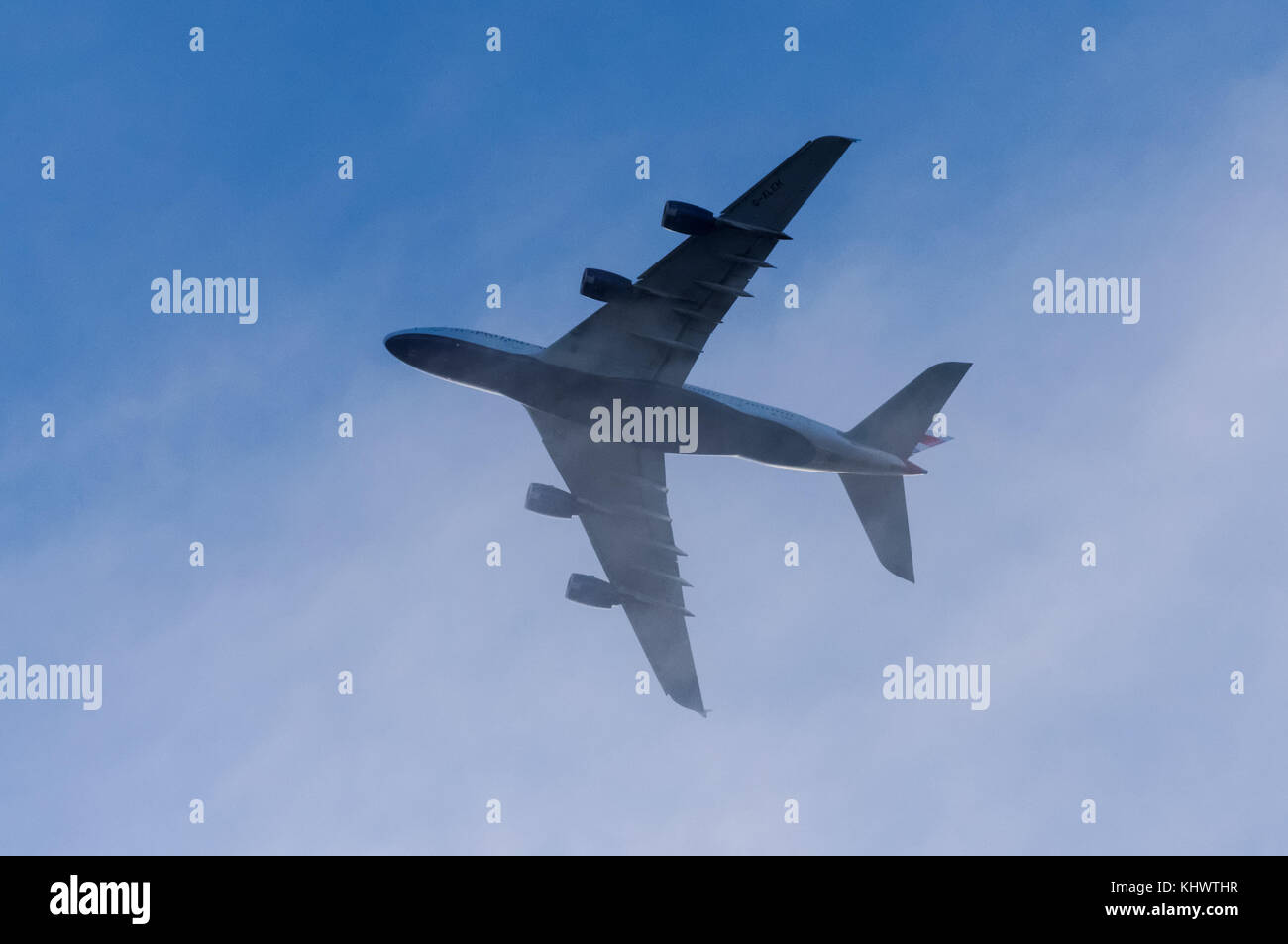 British Airways Airbus A380 in volo visto dal di sotto Foto Stock