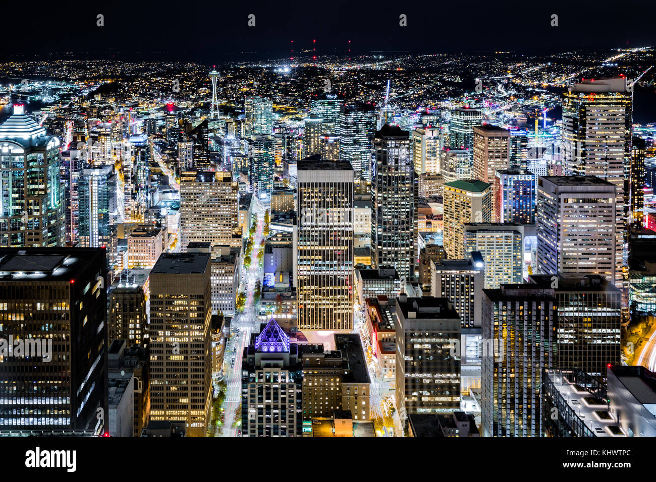 Vista aerea di Seattle Downtown skyline notturno, con moderni grattacieli e luminose luci della città Foto Stock