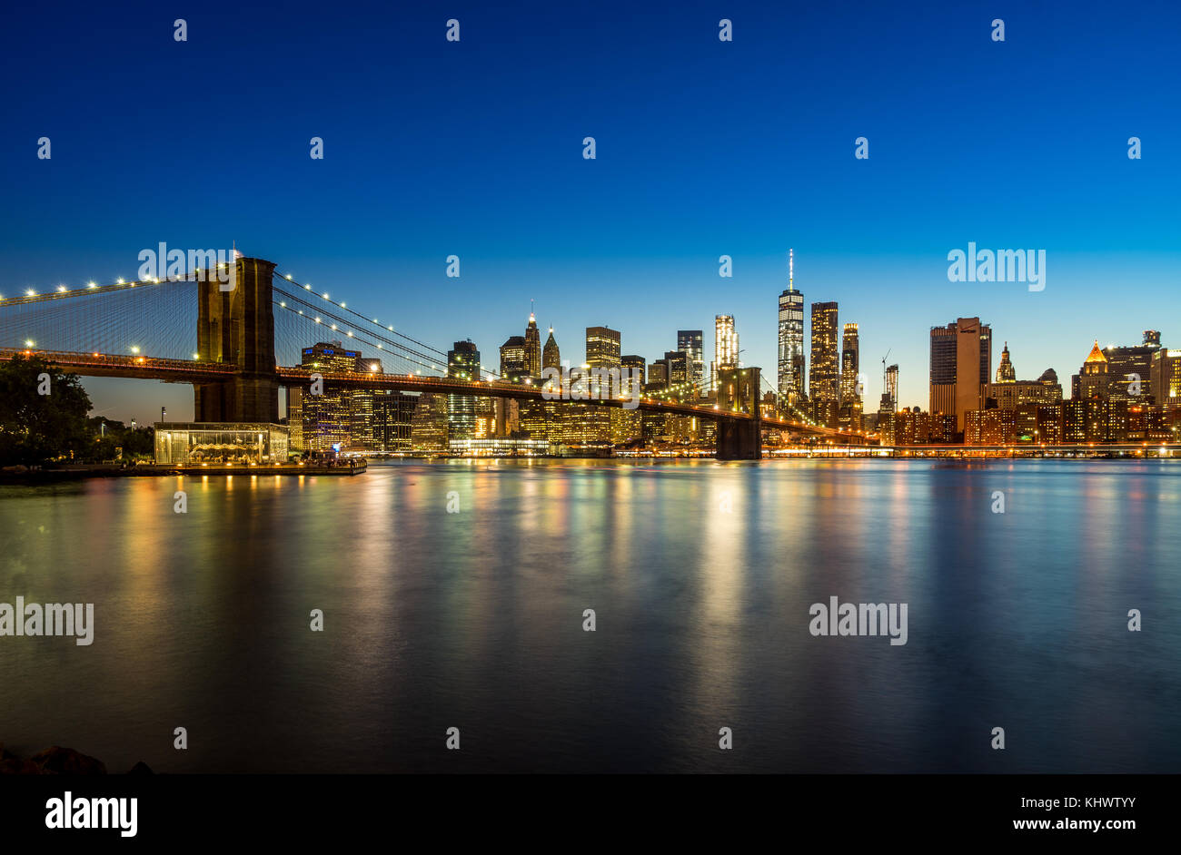 Vista serale del centro cittadino di Manhattan con il ponte di Brooklyn da brooklyn dumbo area Foto Stock